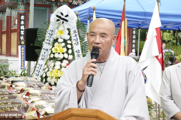 삼불암 회주 심월 스님이 환영사를 하고 있다.