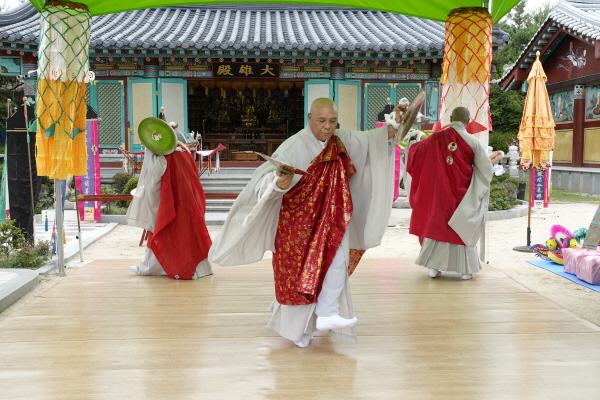 전북영산작법보존회 스님들이 영산재를 시연하고 있다.