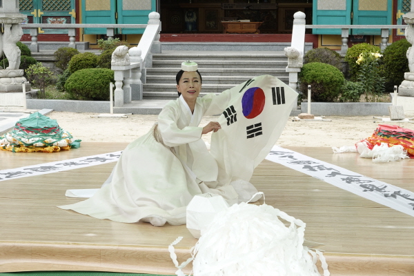 제2부 위령대재에서 살풀이 춤이 펼쳐지고 있다.