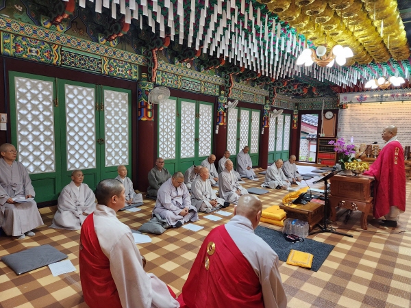 인천교구 종무원장 능해 스님이 교구 총회에서 인사말을 하고 있다.