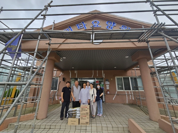 무착선원 수보리 스님이 미타요양원을 방문해 생필품과 백미를 전달하고 있다.