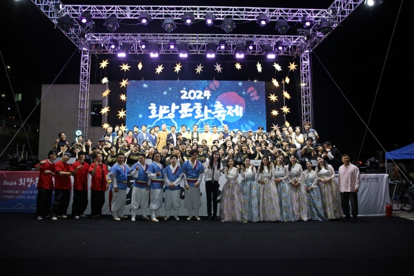 진각종 통리원장 도진 정사를 중심으로 독도아리랑콘서트 출연자들이 전체 기념사진을 찍고 있다.