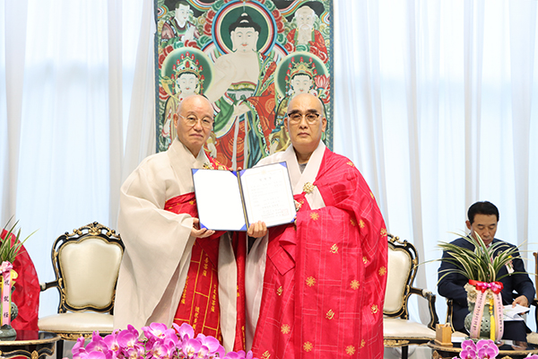총무원장 상진 스님이 경기북부교구 종무원장 대원 스님에게 임명장을 전달한 후 기념촬영을 하고 있다. 