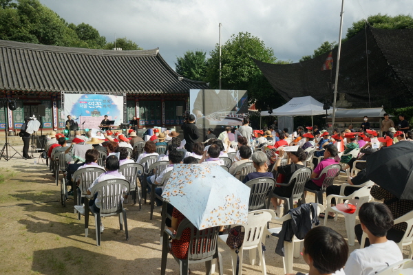 제20회 서울연꽃문화축제가 7월 29일 오후 5시 서울 봉원사 대웅전 앞 특설무대에서 진행되고 있다.