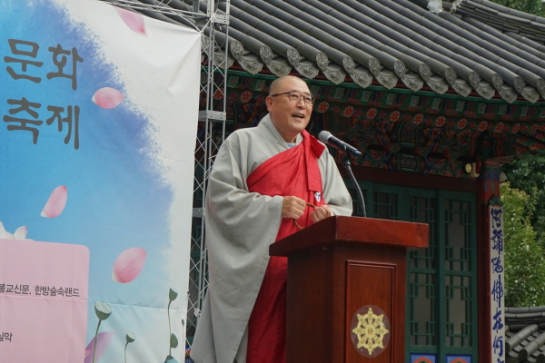 봉원사 주지 현성 스님이 인사말을 하고 있다.