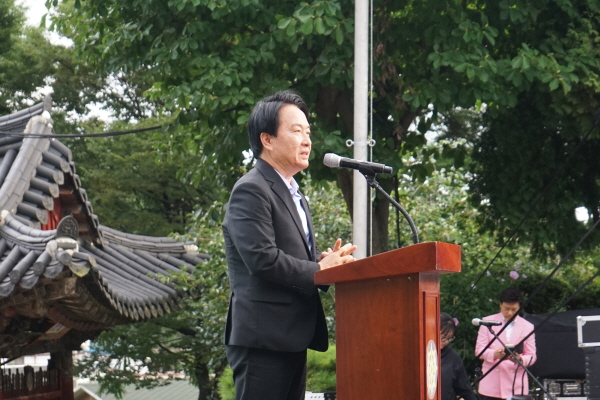 이성헌 서대문구청장이 축사를 하고 있다.