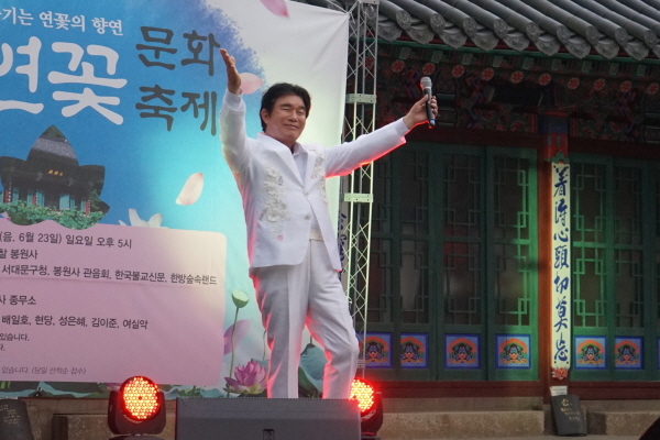 유명 가수 배일호가 신토불이 등의 노래로 관객의 흥을 끌어올리고 있다.