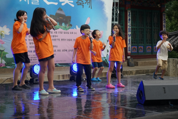 어린이들이 즉석에서 신청을 접수해 무대에서 노래를 부르고 있다.