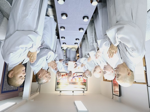 중앙승가강원 2기 동문들이 선암사에 대중공양 보시금을 전달하고 있다.