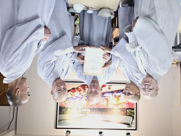 중앙승가강원 2기 동문들이 칠전선원 수좌들에게 보시금을 전달하고 있다.