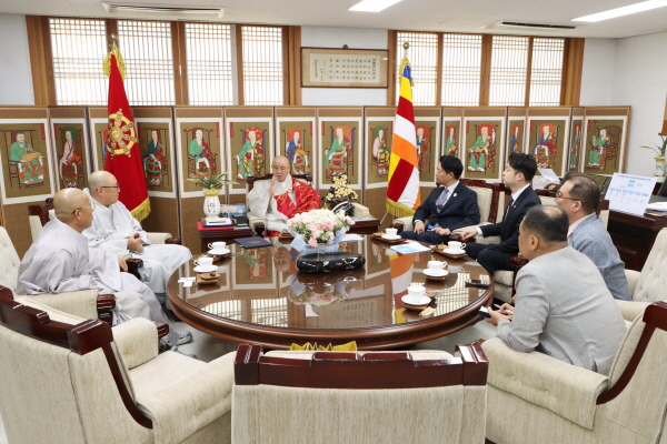 총무원장 상진 스님을 중심으로 더불어민주당 김영호 의원과 김동아 의원 등이 차담을 나누고 있다.
