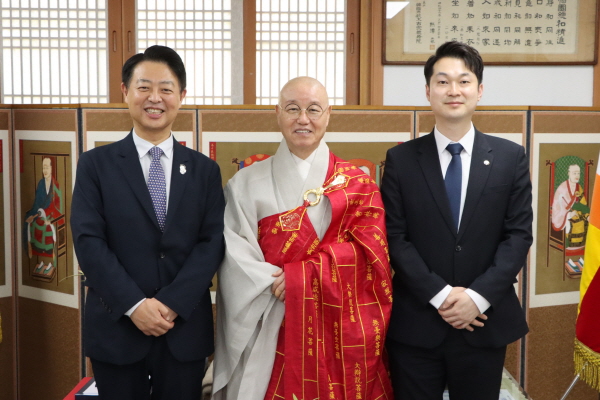 사진 왼쪽부터 민주당 김영호 의원, 총무원장 상진 스님, 김동아 의원.