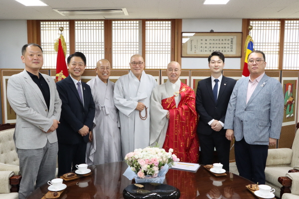 총무원장 상진 스님이 두 의원 및 배석자들과 함께 기념사진을 찍고 있다.