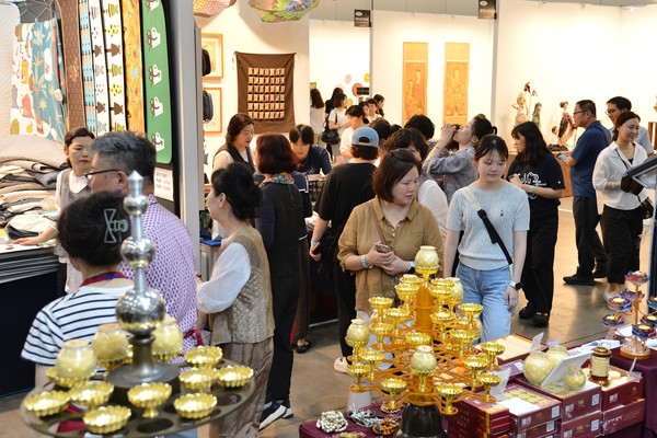 제1회 부산국제불교박람회장을 둘러보는 시민들.  사진제공=부산시청.