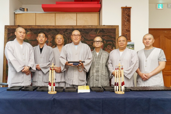 봉원서당 개설 기념 개원식을 가진 후 참석자들이 주지 현성 스님을 중심으로 기념사진을 찍고 있다.