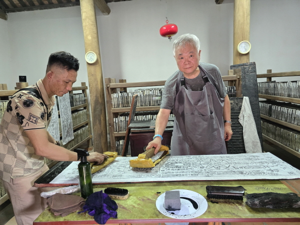 베트남 보다사에 소장된 세계기록유산 관목 판화를 인출하고 있는 한선학 회장.