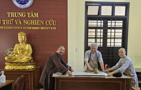 후에 불교대학에서 관목 판화를 인출하고 있다.