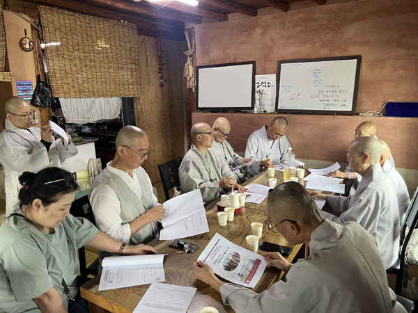 경기동부교구종무원 스님들이 임원회의를 진행하고 있다.