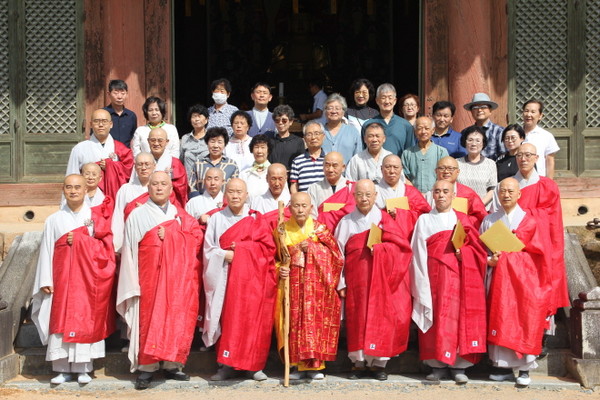 태고총림 선암사가 하안거 해제 및 백중법회를 마친 후 방장 지암 스님을 중심으로 기념사진을 찍고 있다.
