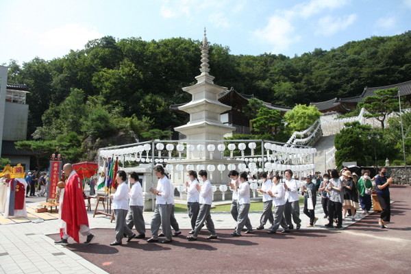 양주 청련사 백중법회에서 신도들이 탑돌이를 하고 있다.