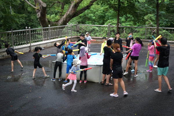 봉원사 여름불교학교에 참석한 어린이들이 물총을 쏘며 즐거운 시간을 보내고 있다.