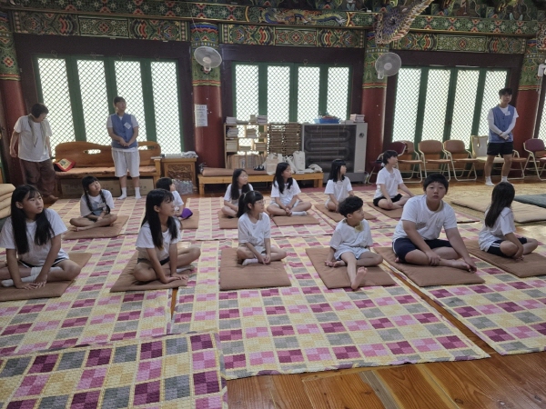 제주 정방사 여름불교학교가 대웅전에서 진행되고 있다.