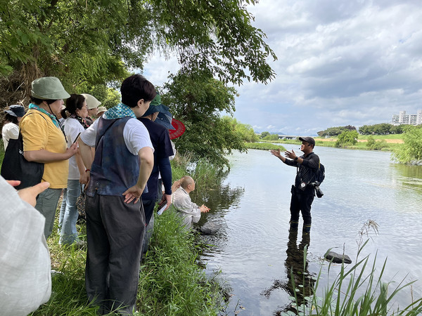 불교환경연대 회원들이 대구 금호강 팔현습지를 탐방하고 있다.