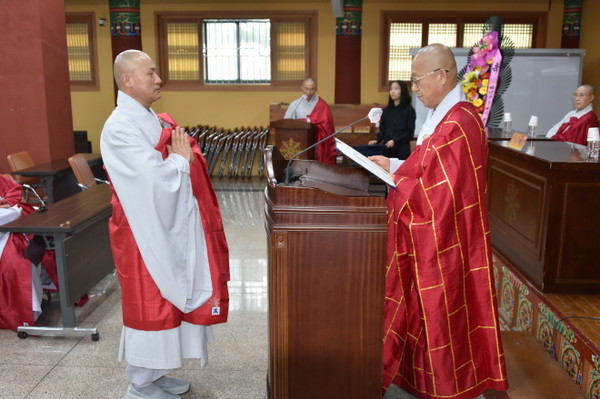 총무원 행정부원장 능해 스님이 최우수상 서운 스님에게 장학금과 증서를 전달하고 있다.