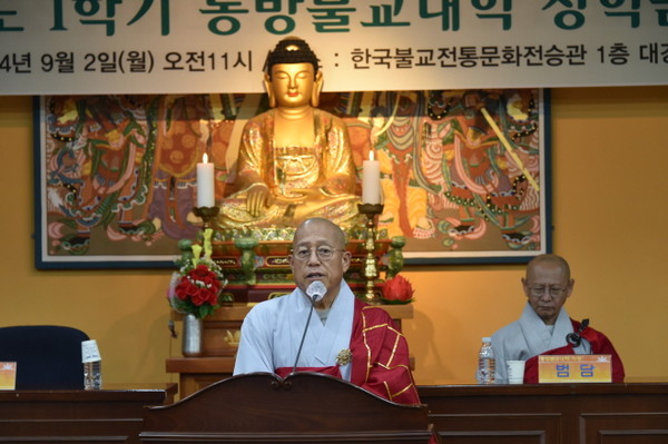 총무원 행정부원장 능해 스님이 격려사를 하고 있다.