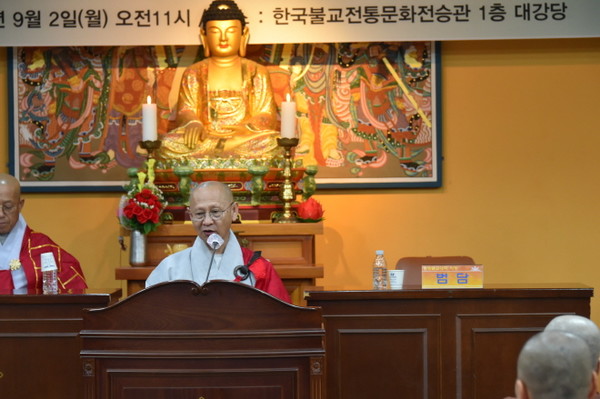 동방불교대학장 법담 스님이 인사말을 하고 있다.