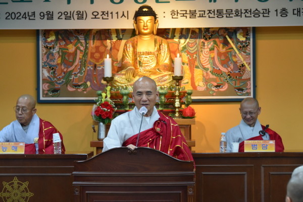 교육원장 재홍 스님이 치사를 하고 있다.