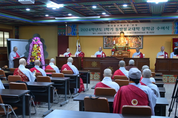 동방불교대학 교학처장 철오 스님이 학사보고를 하고 있다.