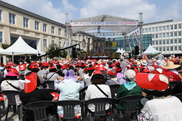 ‘동행·매력’이라는 주제로 열린 ‘2024 태고종 영산재’에서 총무원장 상진 스님이 운집한 군중 앞에서 봉행사를 하고 있다.