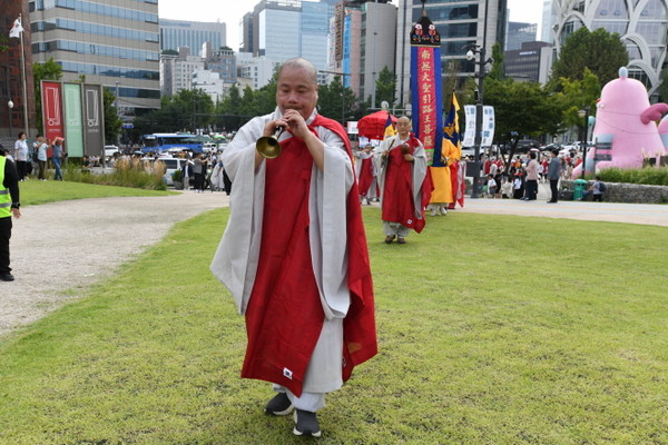 영산재의 봉행을 알리는 시련이 송현열린공원 앞에서 거행되고 있다.
