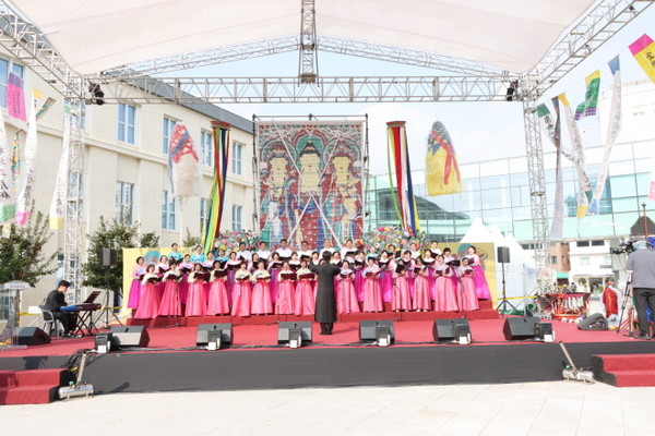 청련사 등 4개 사찰 연합합창단이 영산재 식전행사에서 음성공양을 펼치고 있다.