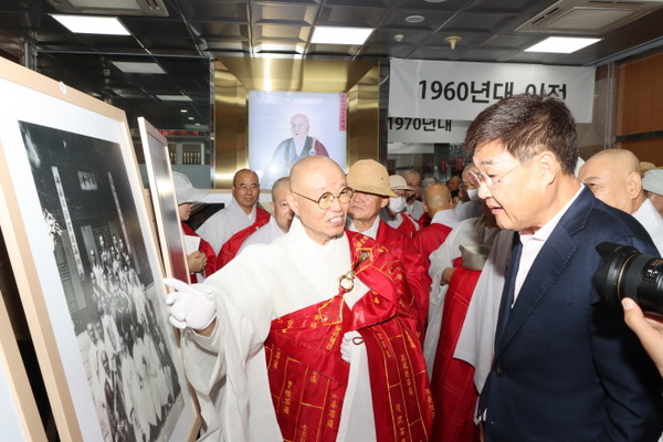 총무원장 상진 스님이 종로구 곽상언 국회의원 등 참석자들에게 사진설명을 하고 있다.