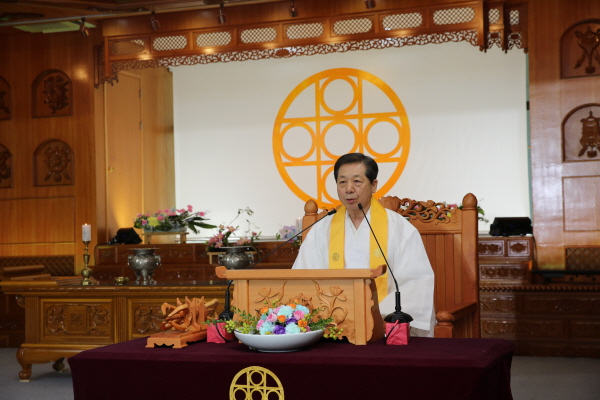 대한불교진각종 총인 덕일 대종사가 9월 10일 봉행된 추대법회에서 법어를 하고 있다.