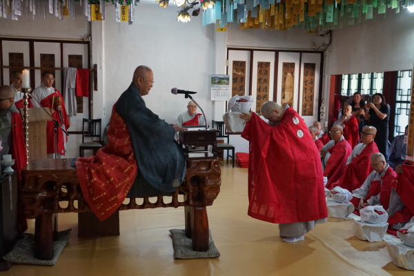 선암 스님이 건당 제자들에게 발우 등을 전달하고 있다. 사진=황영상 봉원사보 편집장.