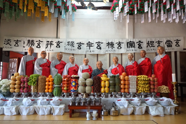 선암 스님과 9명의 입실 건당 제자들이 기념촬영을 하고 있다. 사진=황영상 봉원사보 편집장