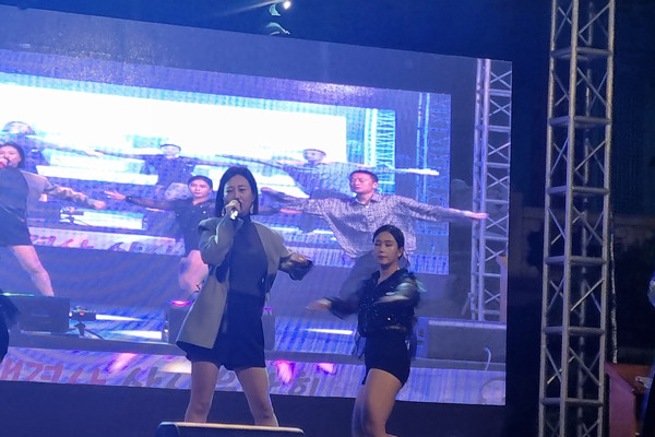 가수 장윤정이 백련사 산사음악회에서 열창을 하고 있다.