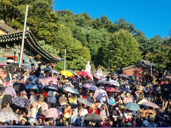 백련사 산사음악회를 시민들이 관람하고 있다.