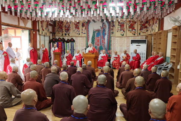 총무원장 상진 스님이 9월 20일 선암사 만세루에서 봉행된 49기 합동득도 수계산림 입재식에서 격려사를 하고 있다.