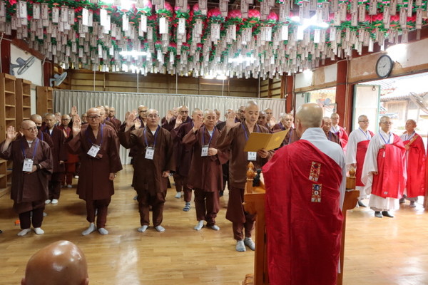 원각 행자가 정수원장 승범 스님 앞에서 선서를 하고 있다.