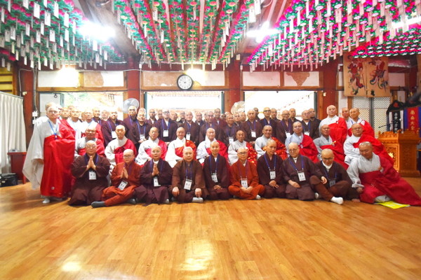 49기 합동득도 수계산립 입소자들이 전체 기념사진을 찍고 있다.