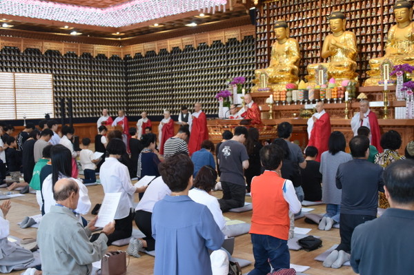 불자가족들이 총무원장 상진 스님을 계사로 모신 가운데 호궤합장으로 계를 내려줄 것을 청하고 있다.