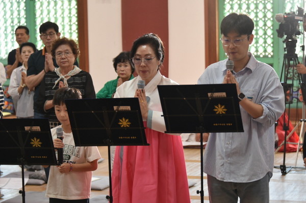 전연수 가족 일동이 대표로 나와 발원문을 낭독하고 있다.