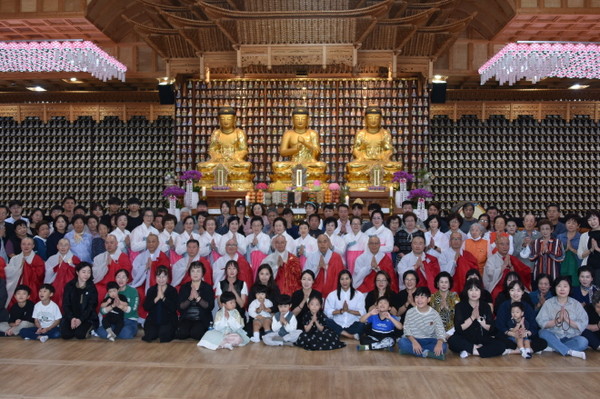 수계자 가족들이 전계사 상진 스님을 중심으로 전체 기념사진을 찍고 있다.