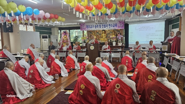 제주교구 승려연수교육에서 총무원장 상진 스님이 격려사를 하고 있다.
