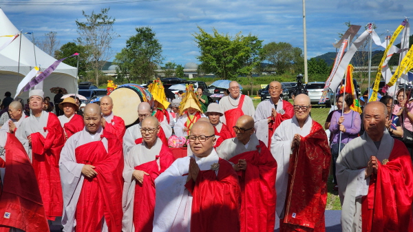 경기동부교구 종무원장 현중 스님이 수륙재에서 발원문을 낭독하고 있다.