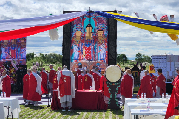 여주시 당남지구공원에서 경기도민 안녕과 행복을 기원하고 교구 발전을 다짐하는 ‘제2회 생태계를 살리는 비움방생 남한강 수륙대재’가 봉행되고 있다.